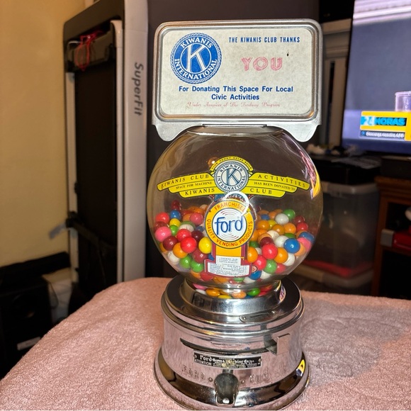 1950'S FORD GUMBALL MACHINE WITH AD TOPPER NO KEY. NICE CONDITION Working